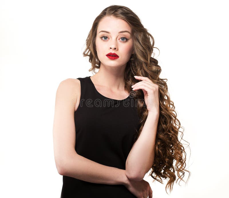Ritratto di bella donna di sensualità in vestito nero con capelli ricci lunghi fotografia stock libera da diritti Ritratto di bella donna di sensualità in vestito nero con capelli ricci lunghi fotografia stock libera da diritti