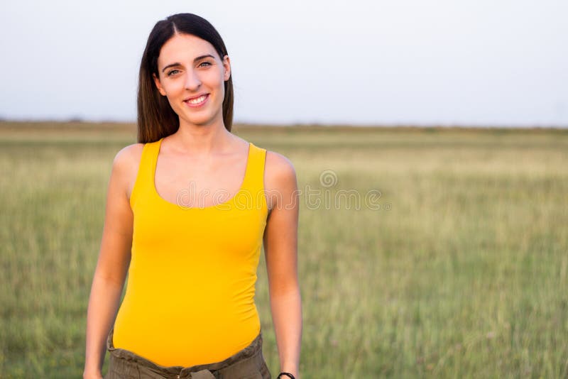 Ritratto di bella donna in prato fotografia stock