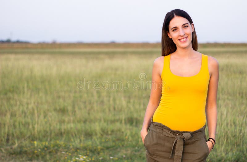 Ritratto di bella donna in prato immagine stock