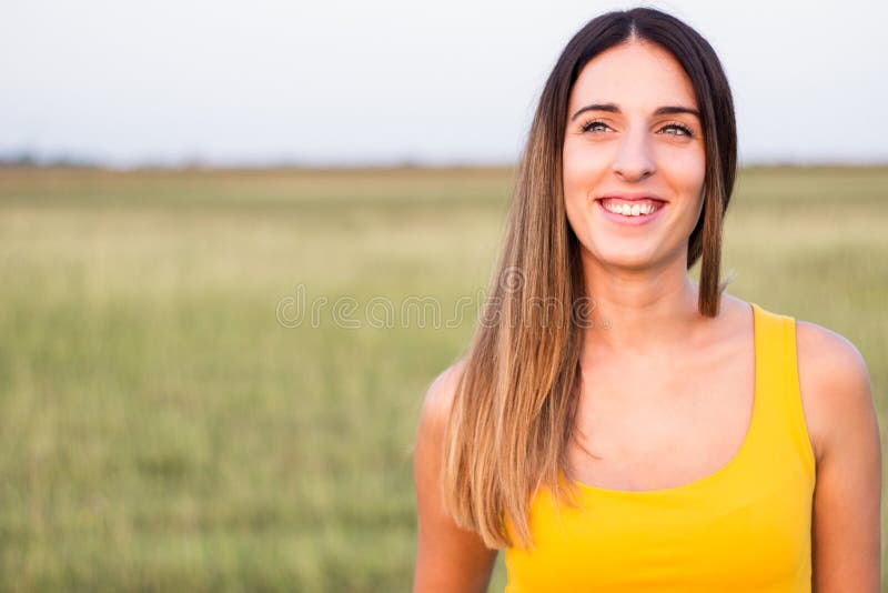 Ritratto di una bellissima donna in un prato immagine stock