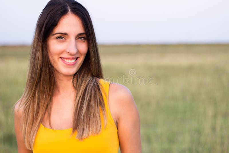 Ritratto di bella donna in prato fotografia stock libera da diritti