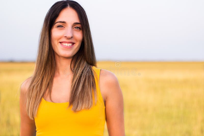 Ritratto di bella donna in prato fotografie stock libere da diritti