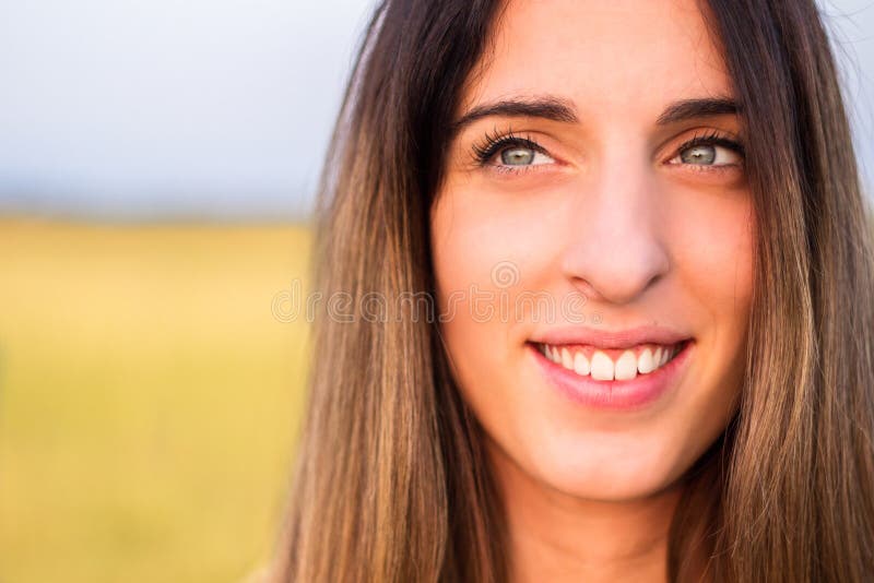 Ritratto di una bellissima donna in un prato immagini stock libere da diritti