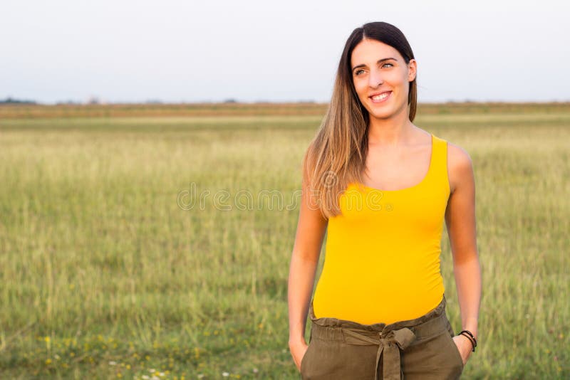 Ritratto di una bellissima donna in un prato fotografia stock