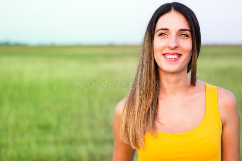 Ritratto di bella donna in prato fotografia stock libera da diritti