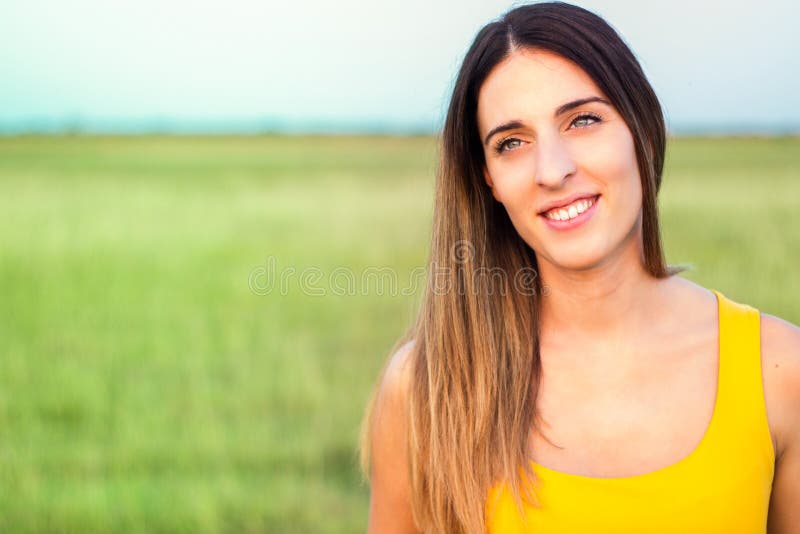 Ritratto di bella donna in prato immagine stock