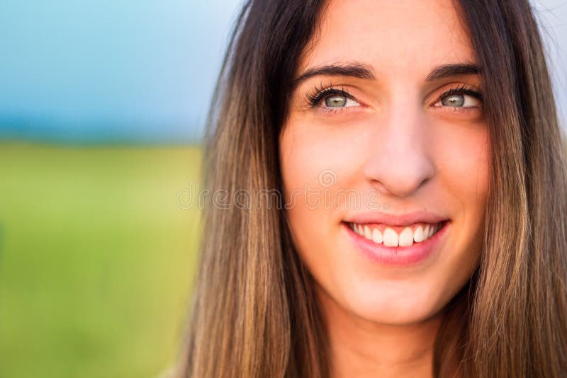 Ritratto di bella donna in prato fotografia stock libera da diritti