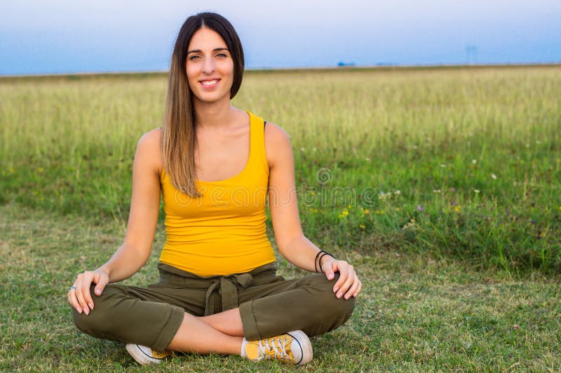 Ritratto di bella donna in prato fotografia stock libera da diritti