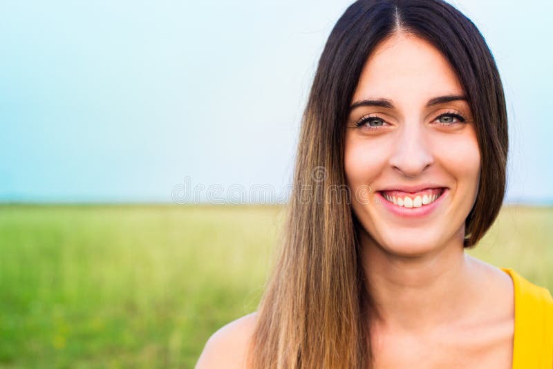 Ritratto di bella donna in prato immagini stock libere da diritti