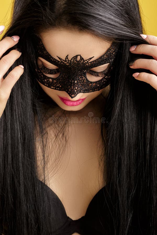 Sensuale donna in maschera - Foto Stock: Foto, Immagini © Tverdohlib.com  102364156