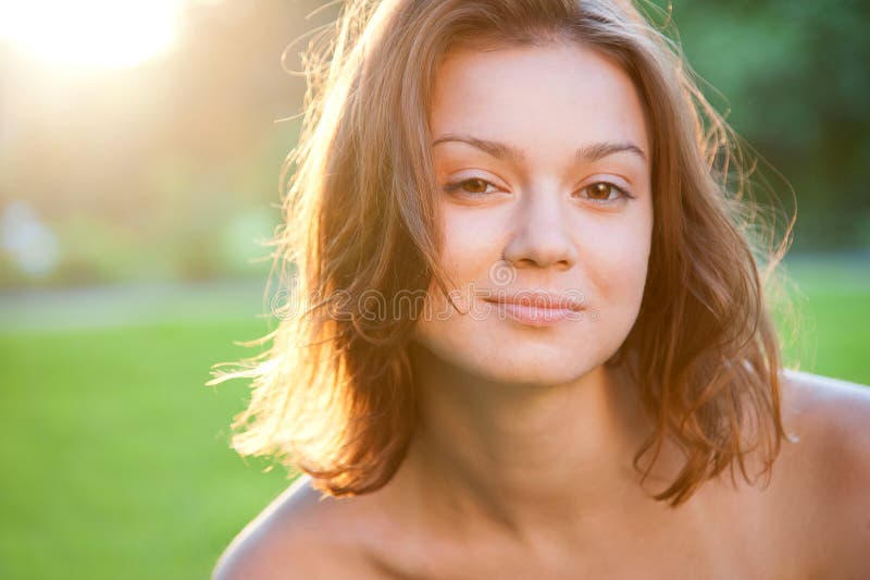 Ritratto di bella donna sorridente incantante fotografia stock Ritratto di bella donna sorridente incantante fotografia stock