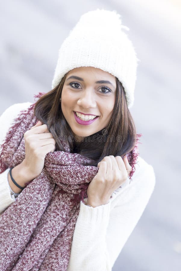 Ritratto di bella donna, stile del primo piano di inverno fotografia stock Ritratto di bella donna, stile del primo piano di inverno fotografia stock