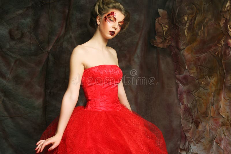 Ritratto di bella donna in vestito medioevale da era Sparato in una s immagine stock Ritratto di bella donna in vestito medioevale da era Sparato in una s immagine stock