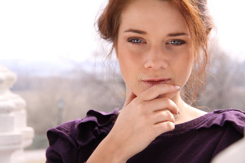 Ritratto di una bella giovane donna immagini stock libere da diritti