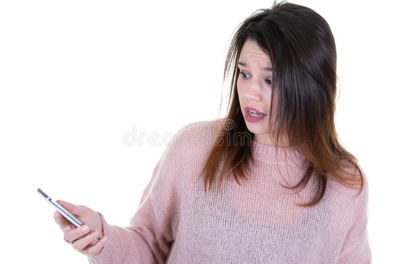 Ritratto di bella giovane donna allegra che per mezzo del telefono cellulare sorpreso isolato sopra il fondo bianco della parete fotografie stock libere da diritti Ritratto di bella giovane donna allegra che per mezzo del telefono cellulare sorpreso isolato sopra il fondo bianco della parete fotografie stock libere da diritti