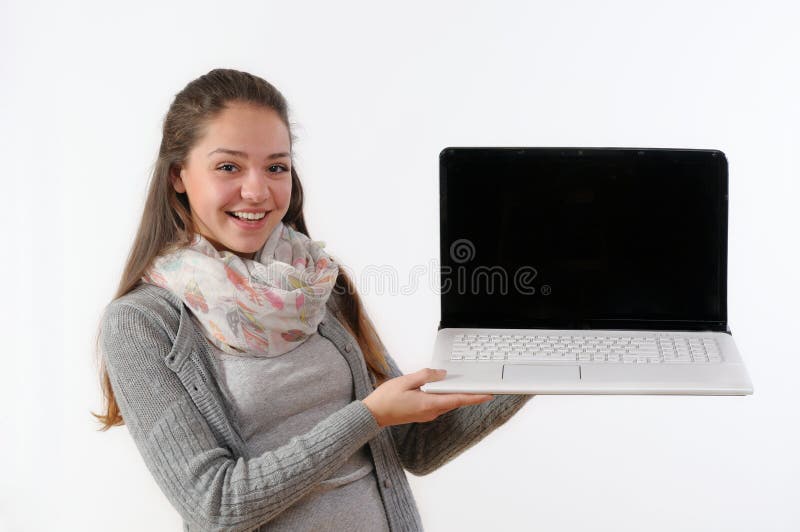 Ritratto di bella giovane donna che ostacola un computer portatile e uno smil fotografie stock Ritratto di bella giovane donna che ostacola un computer portatile e uno smil fotografie stock