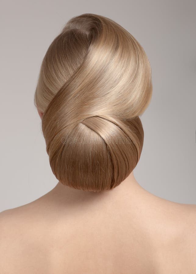 Ritratto di bella giovane donna con un taglio di capelli creativo, un mazzo di capelli fotografia stock libera da diritti Ritratto di bella giovane donna con un taglio di capelli creativo, un mazzo di capelli fotografia stock libera da diritti
