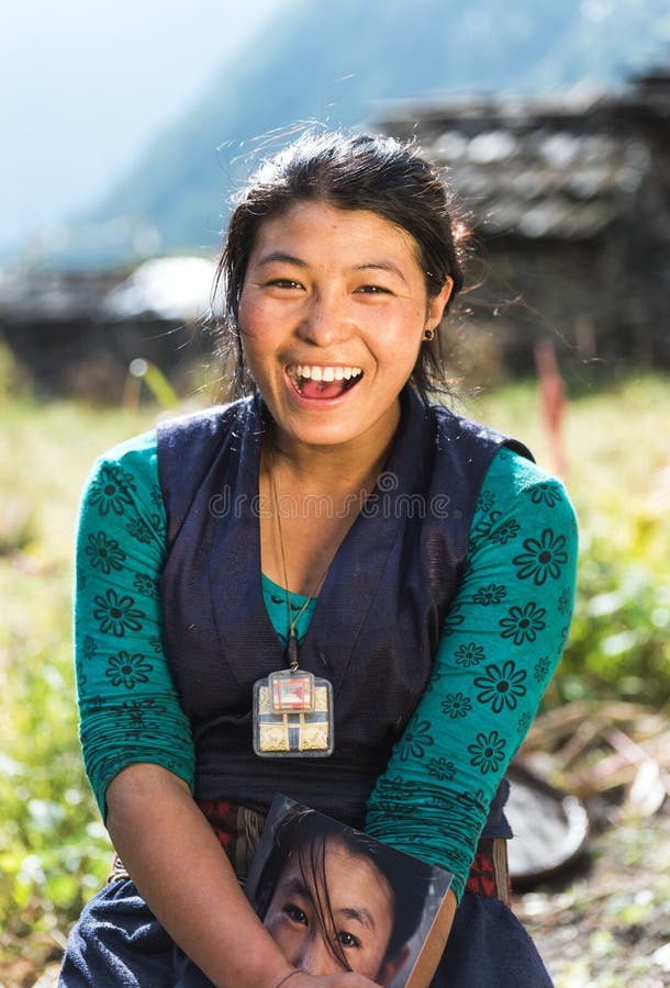 Ritratto di bella giovane donna nepalese sorridente immagini stock Ritratto di bella giovane donna nepalese sorridente immagini stock