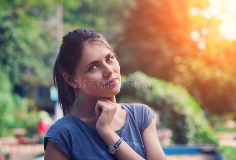 Ritratto di bella giovane donna in parco immagini stock libere da diritti Ritratto di bella giovane donna in parco immagini stock libere da diritti