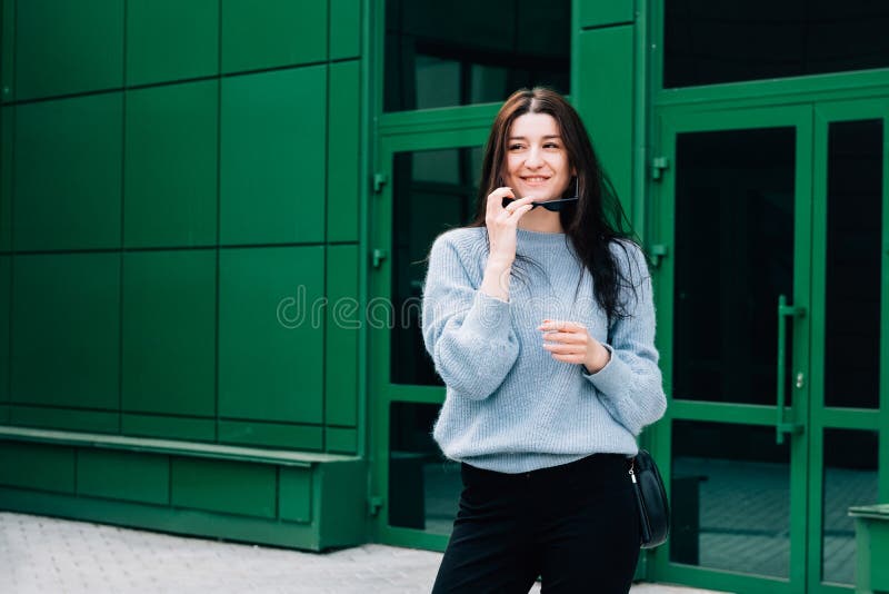 Ritratto di bella giovane ragazza castana che sorride, fine di aria aperta su Ragazza dei pantaloni a vita bassa dell'adolescente fotografia stock Ritratto di bella giovane ragazza castana che sorride, fine di aria aperta su Ragazza dei pantaloni a vita bassa dell'adolescente fotografia stock