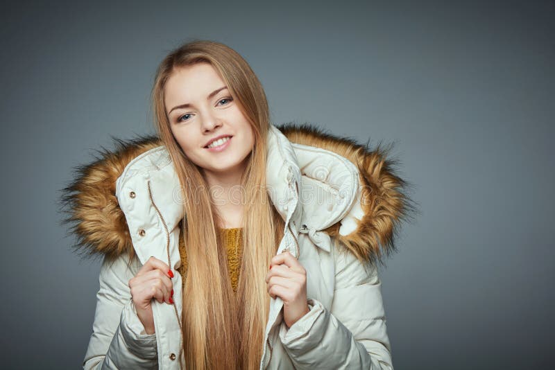 Ritratto di bella ragazza in cappotto di inverno fotografia stock libera da diritti Ritratto di bella ragazza in cappotto di inverno fotografia stock libera da diritti