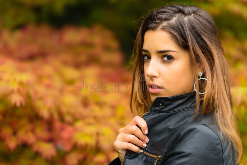 Ritratto di bella ragazza con un fondo della prateria di autunno fotografie stock Ritratto di bella ragazza con un fondo della prateria di autunno fotografie stock