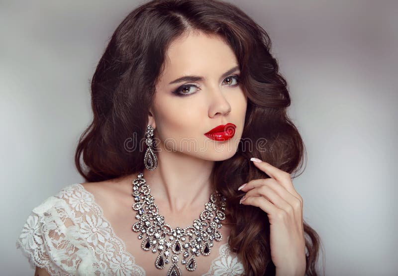 Ritratto di bella ragazza della sposa di modo con le labbra rosse sensuali fotografia stock libera da diritti Ritratto di bella ragazza della sposa di modo con le labbra rosse sensuali fotografia stock libera da diritti