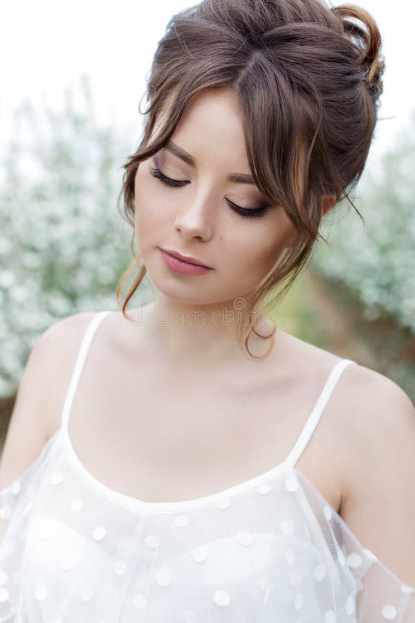 Ritratto di bella ragazza felice delicata dolce in un vestito beige con una bella acconciatura di trucco del boudoir, foto che el fotografia stock Ritratto di bella ragazza felice delicata dolce in un vestito beige con una bella acconciatura di trucco del boudoir, foto che el fotografia stock