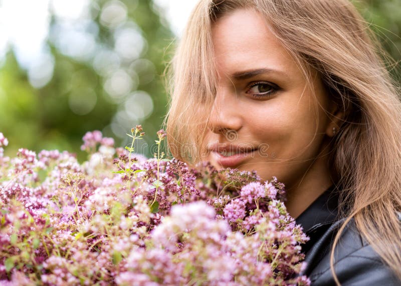 Ritratto di bella ragazza di modo con un mazzo dei fiori lilla sulla via immagine stock libera da diritti Ritratto di bella ragazza di modo con un mazzo dei fiori lilla sulla via immagine stock libera da diritti