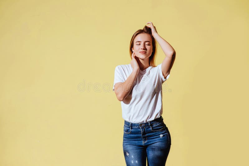 Ritratto di bella ragazza sorridente contro di fondo giallo fotografia stock libera da diritti Ritratto di bella ragazza sorridente contro di fondo giallo fotografia stock libera da diritti