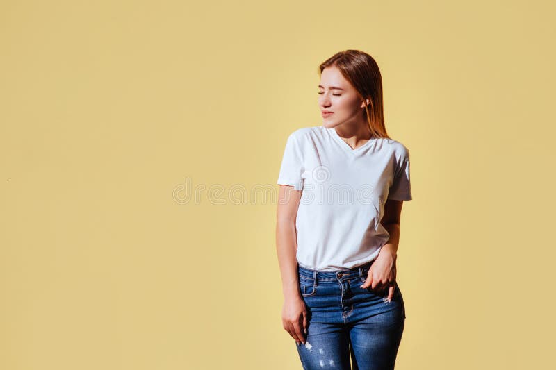 Ritratto di bella ragazza sorridente contro di fondo giallo immagini stock Ritratto di bella ragazza sorridente contro di fondo giallo immagini stock