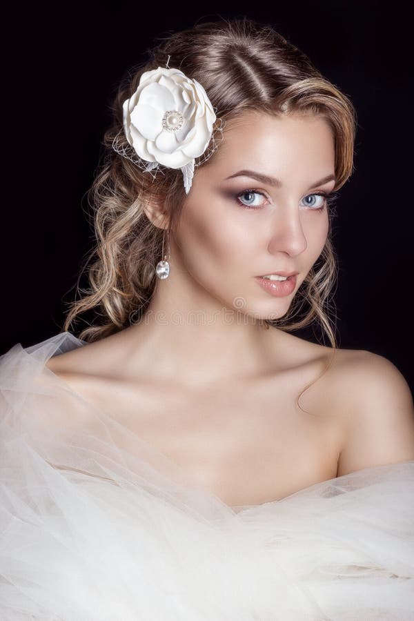 Ritratto di bella sposa delicata felice delle donne nei bei capelli bianchi di nozze del salone del vestito da sposa c con i fior immagine stock Ritratto di bella sposa delicata felice delle donne nei bei capelli bianchi di nozze del salone del vestito da sposa c con i fior immagine stock