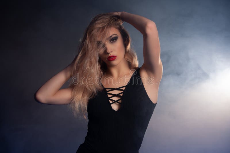Ritratto di bellezza di bella giovane donna caucasica sopra fondo fumoso fotografia stock libera da diritti Ritratto di bellezza di bella giovane donna caucasica sopra fondo fumoso fotografia stock libera da diritti