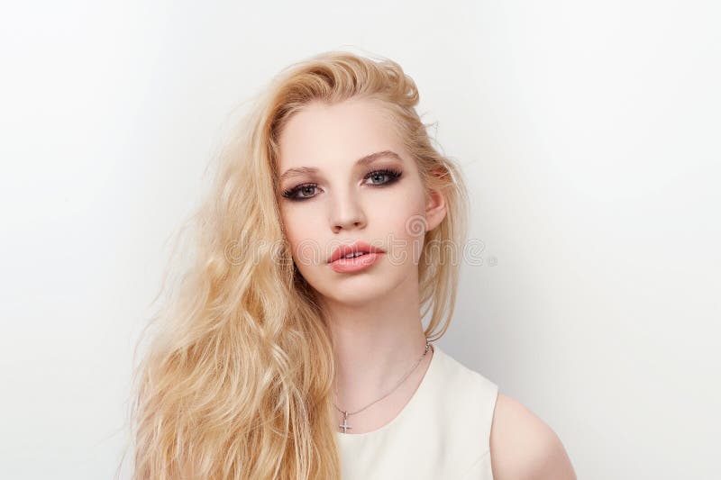 Ritratto di bellezza del modello con trucco naturale d'avanguardia Adatti il highlighter lucido su pelle, trucco sexy degli orli immagine stock Ritratto di bellezza del modello con trucco naturale d'avanguardia Adatti il highlighter lucido su pelle, trucco sexy degli orli immagine stock
