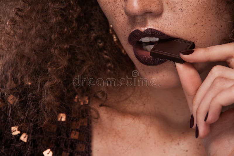 Ritratto di bellezza del primo piano di giovane ragazza afroamericana con l'acconciatura ed il cioccolato di afro Ragazza che pos immagine stock libera da diritti Ritratto di bellezza del primo piano di giovane ragazza afroamericana con l'acconciatura ed il cioccolato di afro Ragazza che pos immagine stock libera da diritti