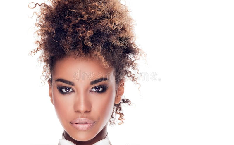 Ritratto di bellezza della donna afroamericana elegante fotografia stock Ritratto di bellezza della donna afroamericana elegante fotografia stock