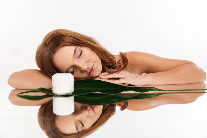 Ritratto di bellezza della donna dello zenzero con capelli lunghi fotografia stock libera da diritti Ritratto di bellezza della donna dello zenzero con capelli lunghi fotografia stock libera da diritti