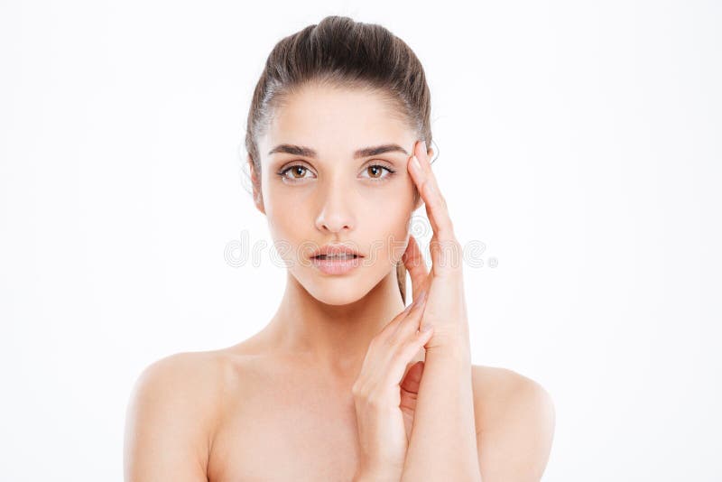 Ritratto di bellezza della giovane donna tenera che tocca il suo fronte fotografia stock libera da diritti Ritratto di bellezza della giovane donna tenera che tocca il suo fronte fotografia stock libera da diritti