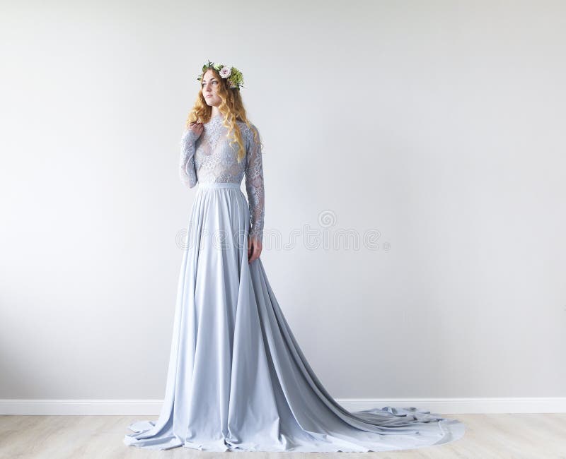 Ritratto di bellezza di primavera di una sposa con una corona fotografie stock libere da diritti Ritratto di bellezza di primavera di una sposa con una corona fotografie stock libere da diritti