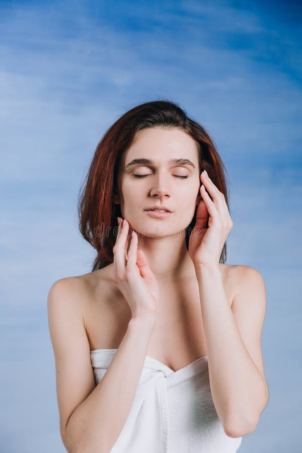 Ritratto di bellezza di giovane donna bianca calma che si tiene per mano vicino al fronte: sole labbra immagini stock libere da diritti Ritratto di bellezza di giovane donna bianca calma che si tiene per mano vicino al fronte: sole labbra immagini stock libere da diritti