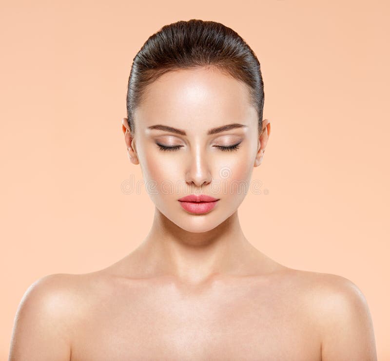Ritratto di bellissima donna brunetta a viso chiuso. faccia chiusa di una giovane donna con pelle fresca e pulita fotografia stock Ritratto di bellissima donna brunetta a viso chiuso. faccia chiusa di una giovane donna con pelle fresca e pulita fotografia stock