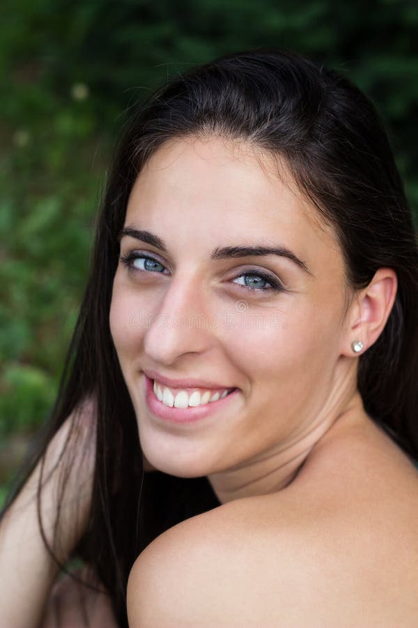 Ritratto di bello brunette sorridente immagini stock