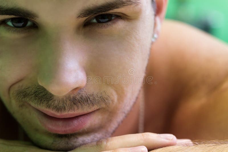 Ritratto di un bel giovane fotografie stock