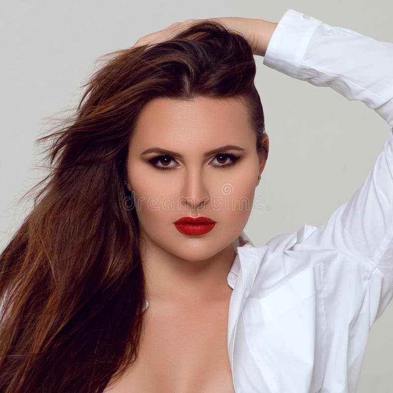 Ritratto di bello più la giovane donna riccia di dimensione fotografia stock Ritratto di bello più la giovane donna riccia di dimensione fotografia stock