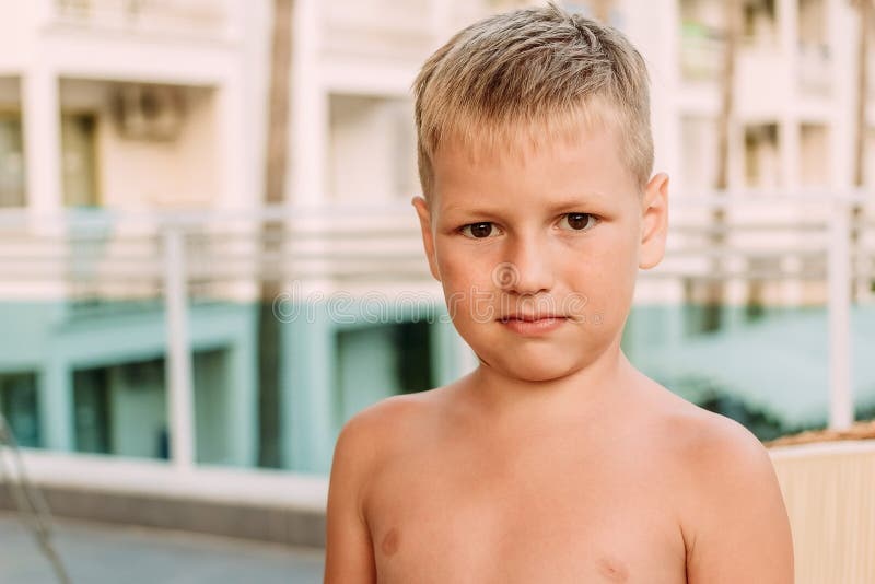 Ritratto di bello ragazzo biondo di sette anni di estate fotografia stock libera da diritti Ritratto di bello ragazzo biondo di sette anni di estate fotografia stock libera da diritti