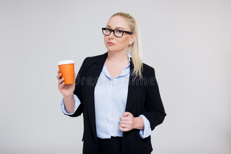 Ritratto di bionda bella e bionda con vestito nero che regge una tazza di caffè su fondo grigio immagini stock libere da diritti Ritratto di bionda bella e bionda con vestito nero che regge una tazza di caffè su fondo grigio immagini stock libere da diritti