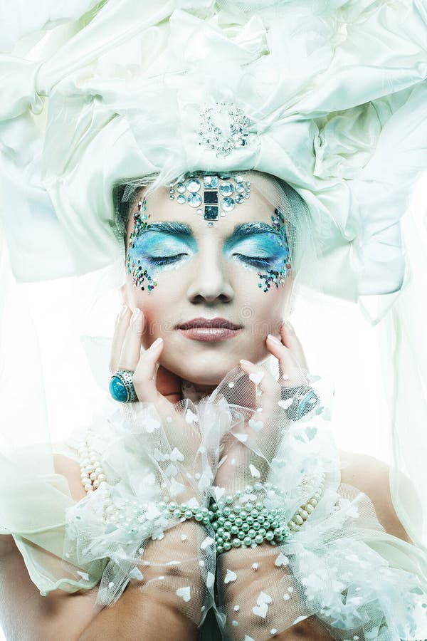 Ritratto di chiusura creativa della regina delle nevi. giovane donna creativa con trucco artistico argentato occhi chiusi. fotografia stock libera da diritti