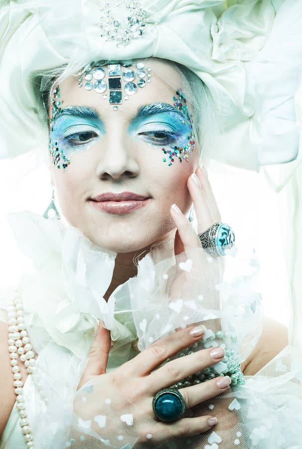 Ritratto di chiusura creativa della regina delle nevi. giovane donna creativa con un trucco artistico d'argento. ritratto invernale.