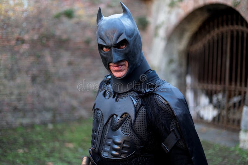 Ritratto Di Cosplayer Vestito Da Supereroe Dei Batman Della Serie Di  Fumetti Dc All'evento Lucca Fumetti E Giochi Del Cosplay 2022 Fotografia  Editoriale - Immagine di mostra, nero: 260451091