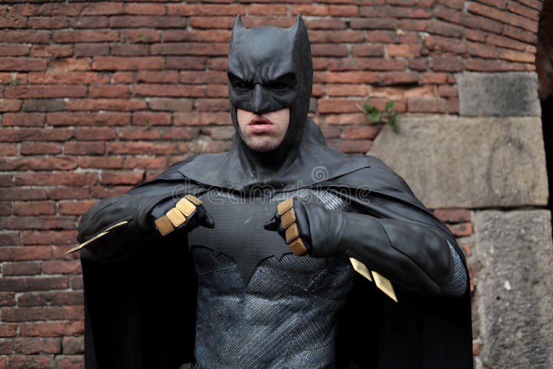 Ritratto Di Cosplayer Vestito Da Supereroe Dei Batman Della Serie Di  Fumetti Dc All'evento Lucca Fumetti E Giochi Del Cosplay 2022 Fotografia  Editoriale - Immagine di mostra, nero: 260451091